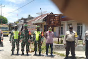 Petugas tim gabungan dari polisi ,TNI ,Camat silau kahean menerapkan disiplin kepada warga Desa Nagori Dolok kecamatan silaukahean dalam rangka  operasi yustisi