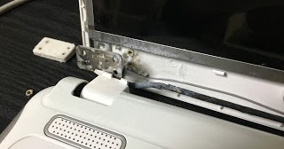 ノートパソコンのヒンジを修理 壊れやすいヒンジの補強 省吾のブログ 今日も雑談しましょうか