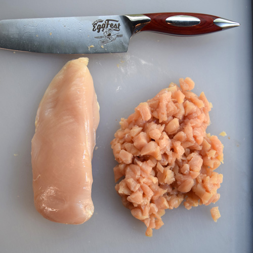 El pollo finamente picado produce un mejor sabor y textura en comparación con el pollo molido, pero ambos funcionan.