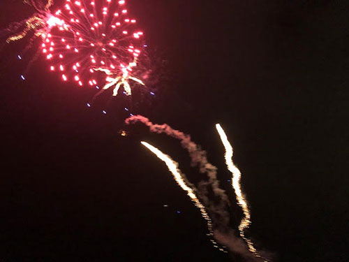 Enjoyable fireworks on the beach at the Hilton Hawaiian Village (Source: Palmia Observatory)