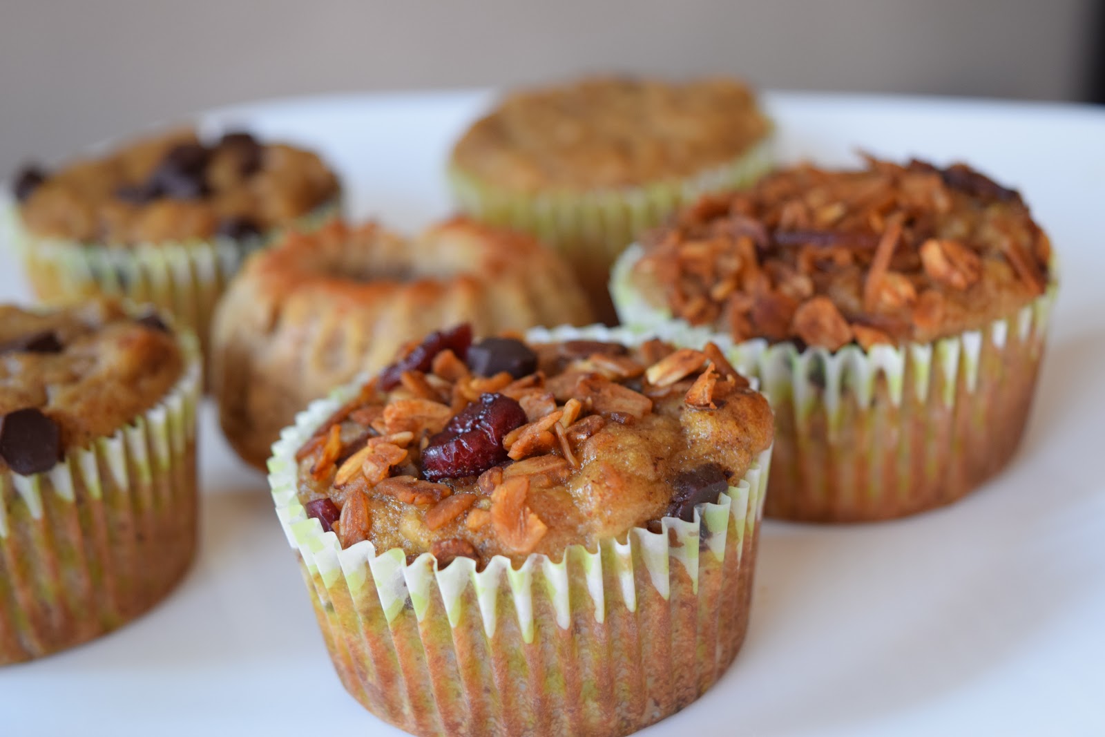 Muffins de plátano con granola, sin gluten y sin azúcar añadida.