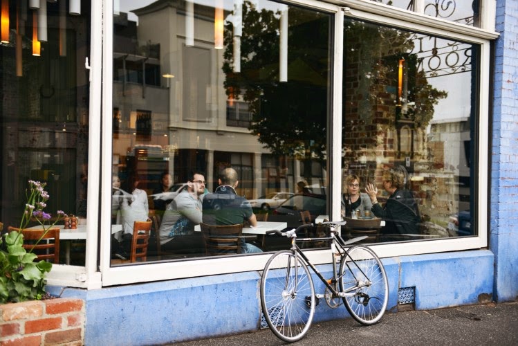 Las Cositas de Beach & eau Un café en......AUCTION ROOMS