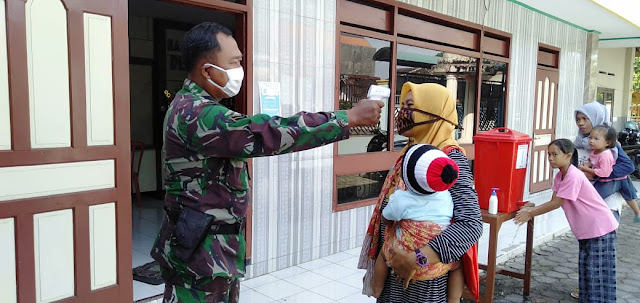 Wujudkan Balita Sehat Babinsa Koramil 22 Wonosari Dampingi Bidan Desa Pengecekan Kesehatan