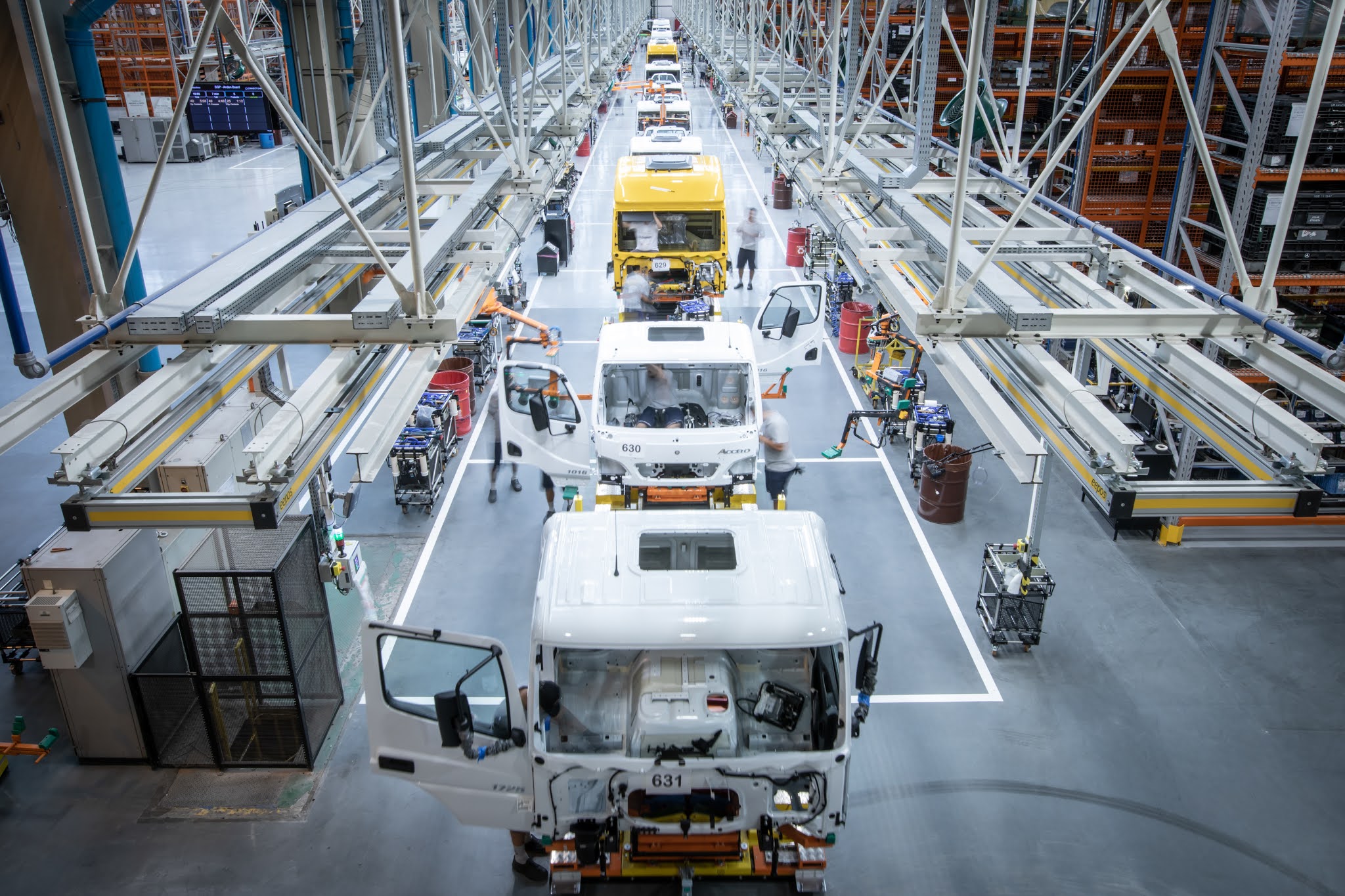Mercedes Benz : 65 años de innovación en la producción de camiones y ...