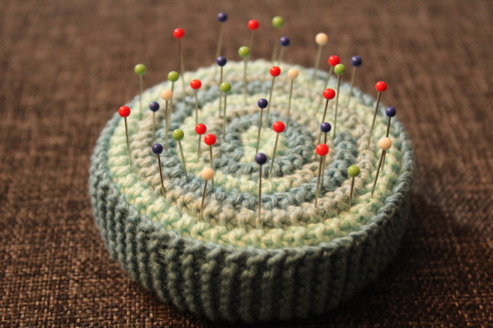 Strikket Nålepute I Form Av Et Hus