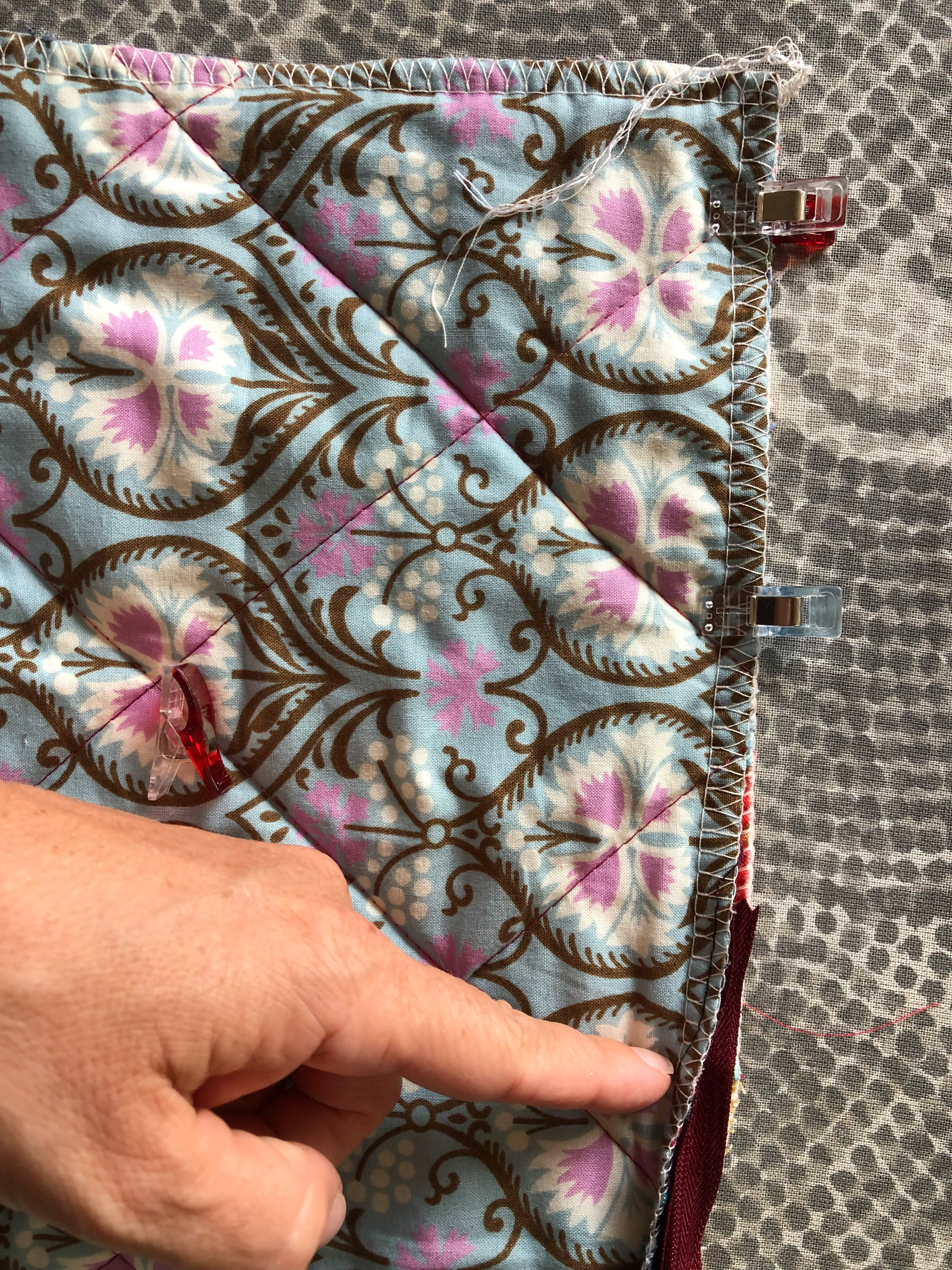 Blue Susan Makes How to Sew an Invisible Zipper in a Pillow