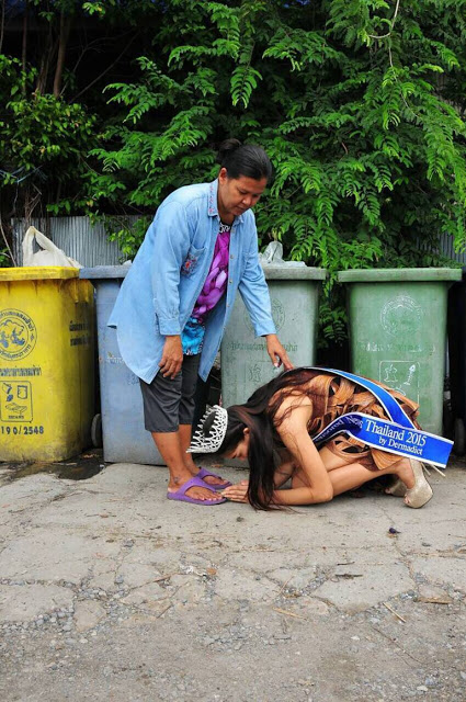 Anak Tukang Sampah Sujud Dikaki Ibu Saat Terpilih Menjadi Ratu Kecantikan Anak Tukang Sampah Sujud Dikaki Ibu Saat Terpilih Menjadi Ratu Kecantikan