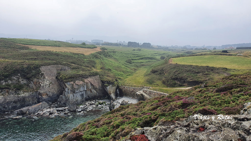 Playa de piedras de la Senda costera Naviega, Asturias