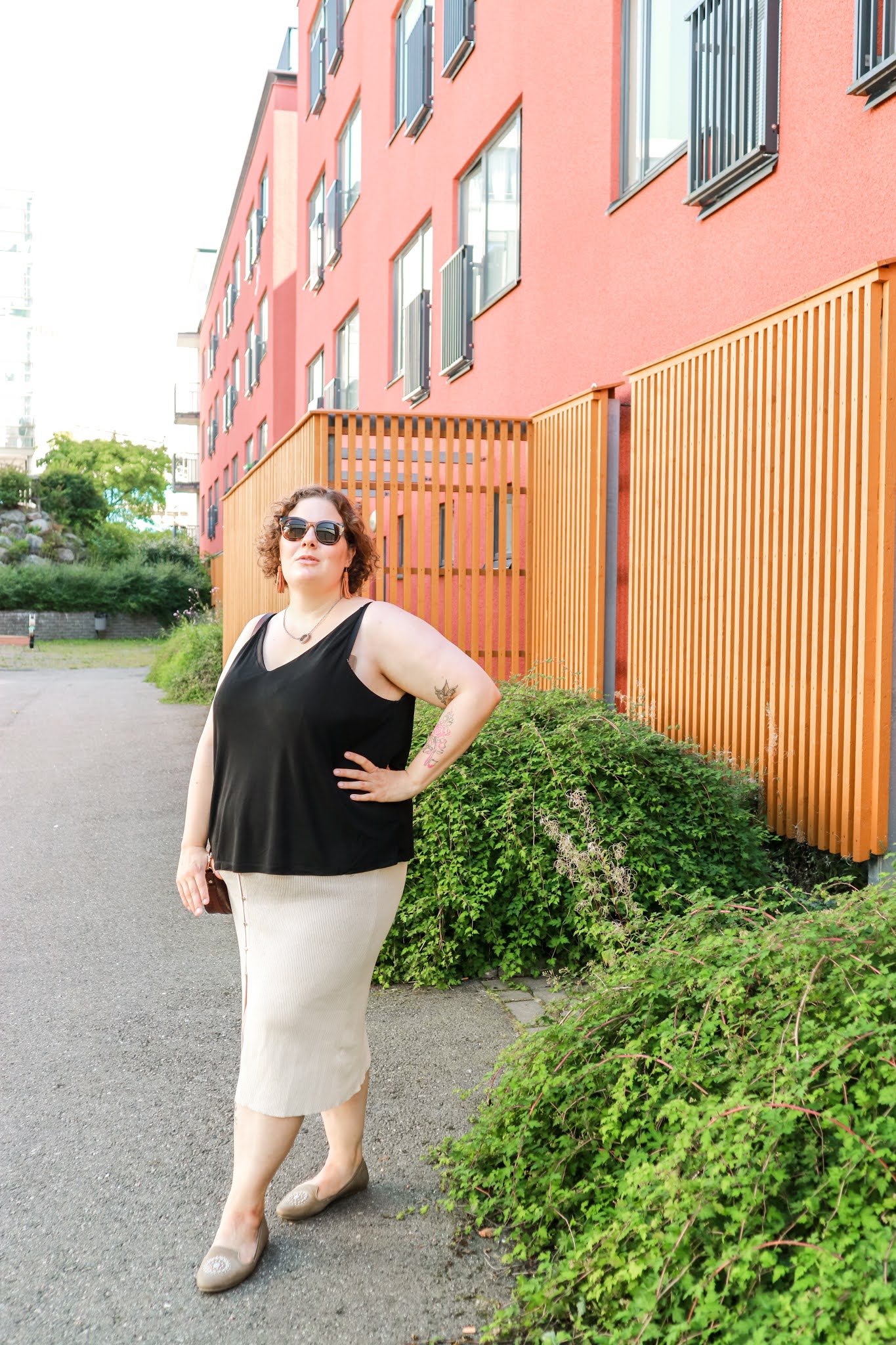 Big mamas home by Jenni S. Loppukesän asu: Musta toppi ja neulehame