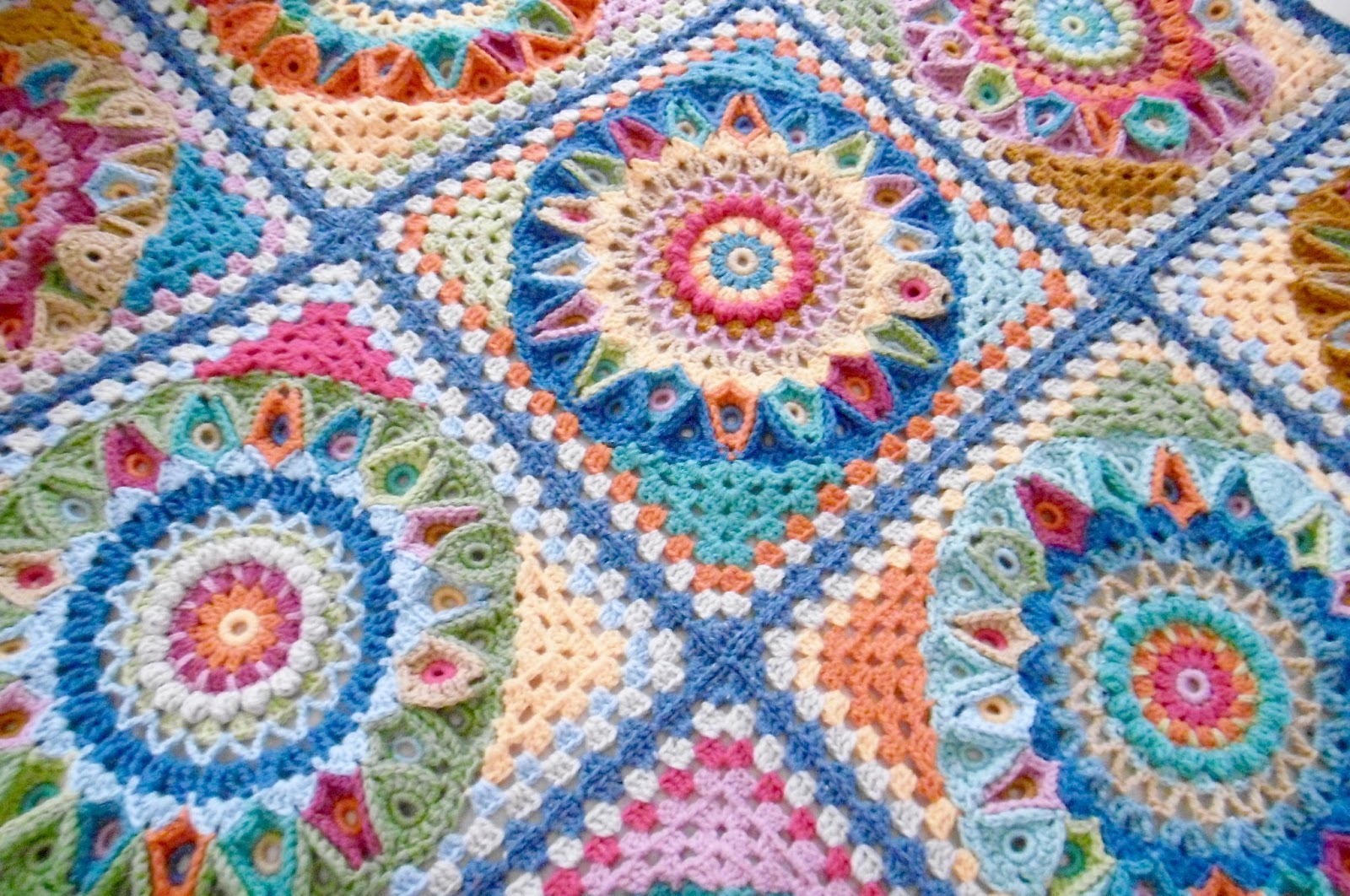 Susan Pinner SPINNING TOP BLANKET CAL 2017 ALL IN ONE POST
