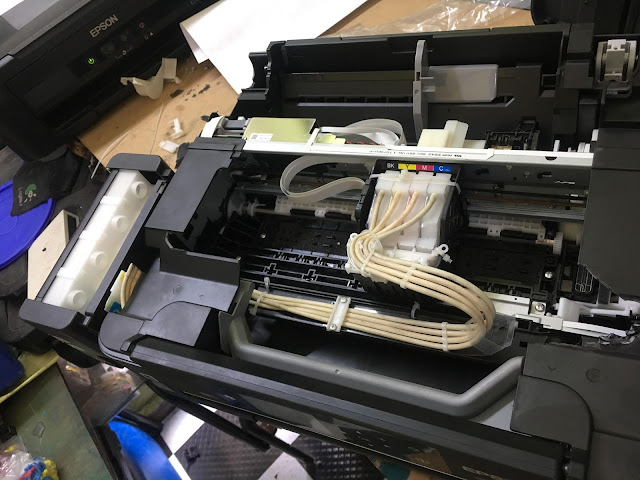 Impresoras Epson desarmada con sistema de impresión.