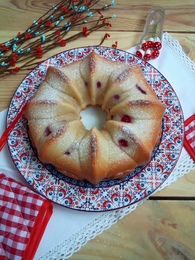 Receta de bundt cake de frambuesas y cava Bizcocho jugoso, esponjoso, tierno fácil Desayuno merienda postre Con horno Champán Fresas Cuca