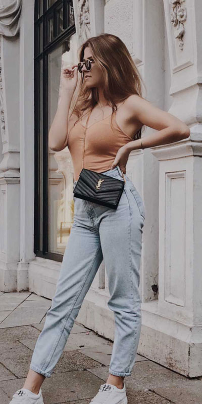 Looking for Cute Summer Outfits for Teenage Girls? See these 31 New Summer Outfits for Teen Girls to Copy in 2019. Teenage Fashion via higigle.com | denim jeans | #teenoutifts #teenage #summeroutfits #denim