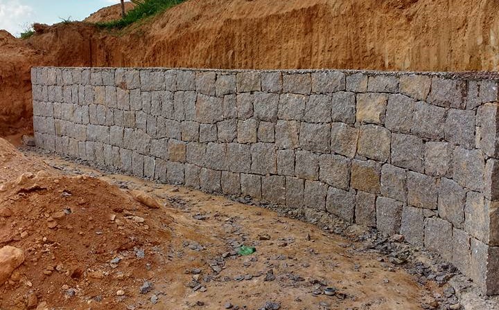 Muro de arrimo de pedra rachão Muro de arrimo de pedra bruta: Muro