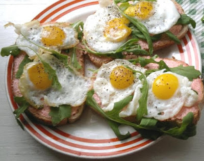 Тосты с икрой мойвы, рукколой и перепелиными яйцами Тосты с икрой мойвы, рукколой и перепелиными яйцами