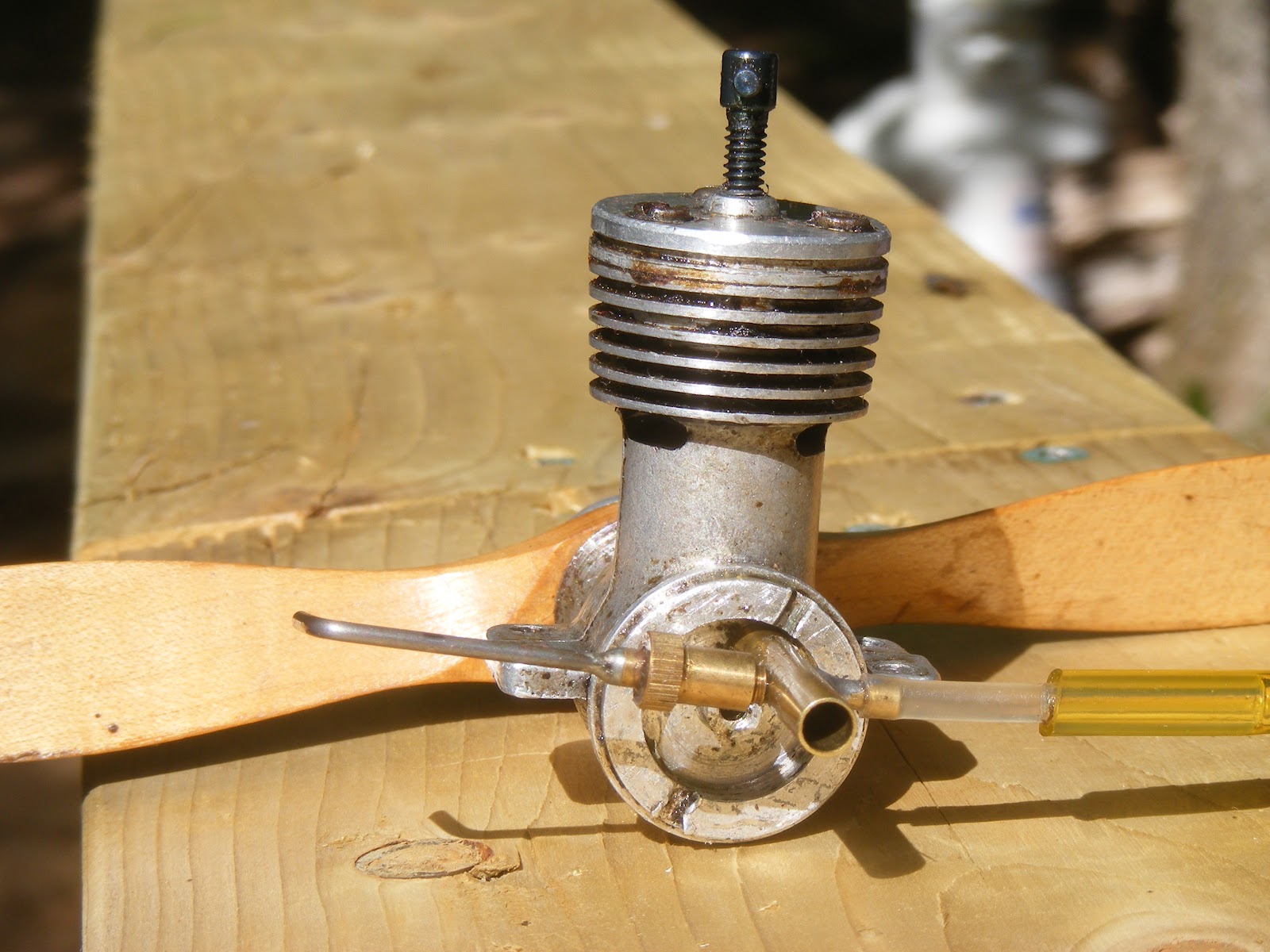 Vintage Model Airplane Engines Running: ED Bee MK1