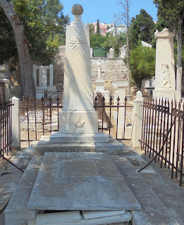 το ταφικό μνημείο της Δόμνας Ιωαννοπούλου στο ορθόδοξο νεκροταφείο του αγίου Γεωργίου στην Ερμούπολη
