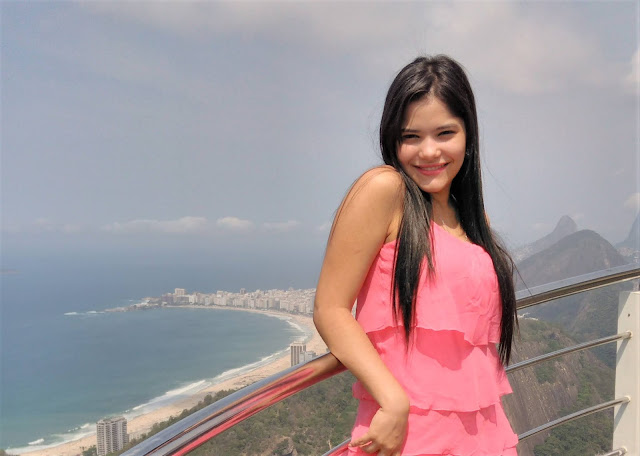 rio de janeiro cidade maravilhosa menina de vestido rosa no pão de açúcar no rio de janeiro