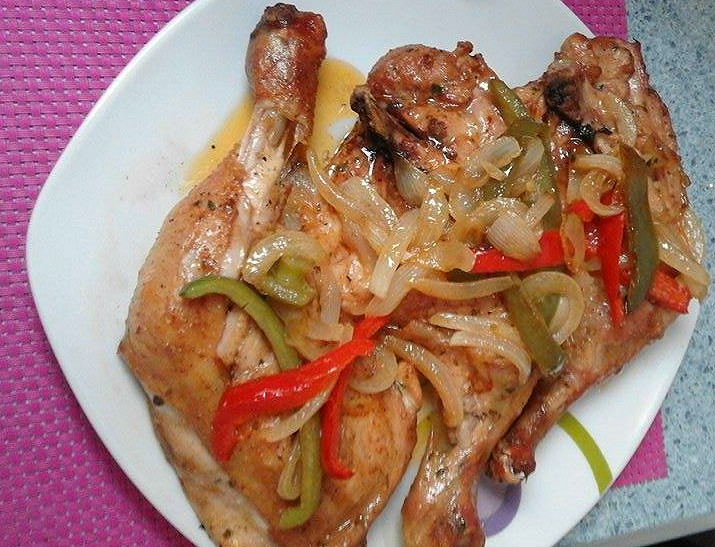 Muslos de pollo al horno con pimientos