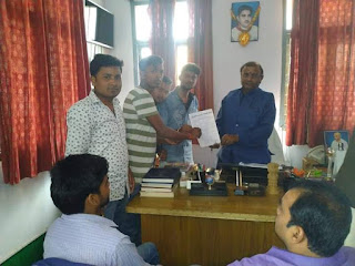 नरकटियागंज टीपी वर्मा कॉलेज में अनियमितता के विरुद्ध प्रचार्च को ज्ञापन नरकटियागंज टीपी वर्मा कॉलेज में अनियमितता के विरुद्ध प्रचार्च को ज्ञापन