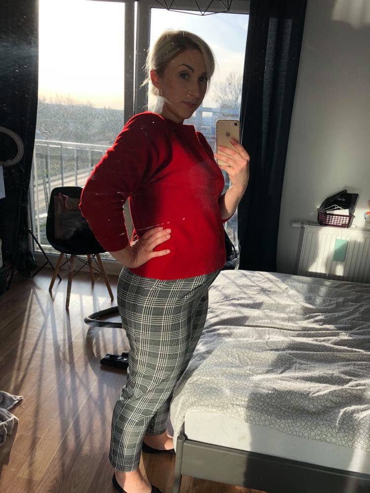 Mama w trzecim miesiącu ciąży, zdjęcie w lustrze zrobione Iphonem 8
