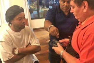Ronaldinho Gaúcho é detido no Paraguai com supostos passaportes falsos
