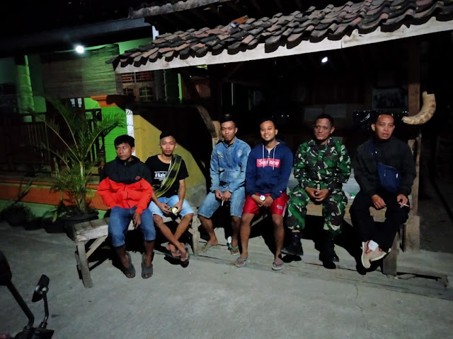 Tingkatkan Keamanan Wilayah Babinsa Cawas Adakan Siskamling dan Patroli