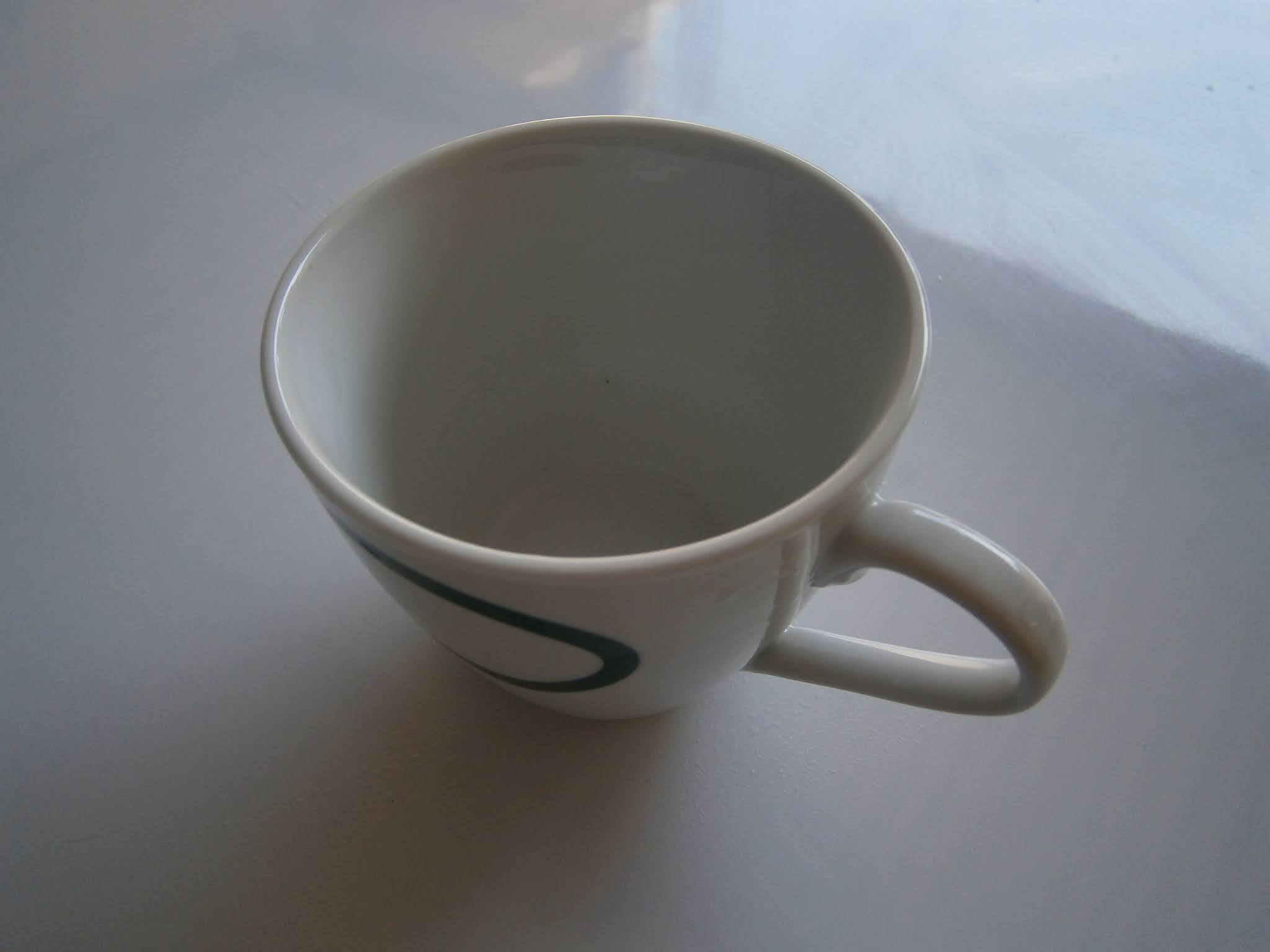 Taza de café puesto sobre un fondo de color blanco para decoración