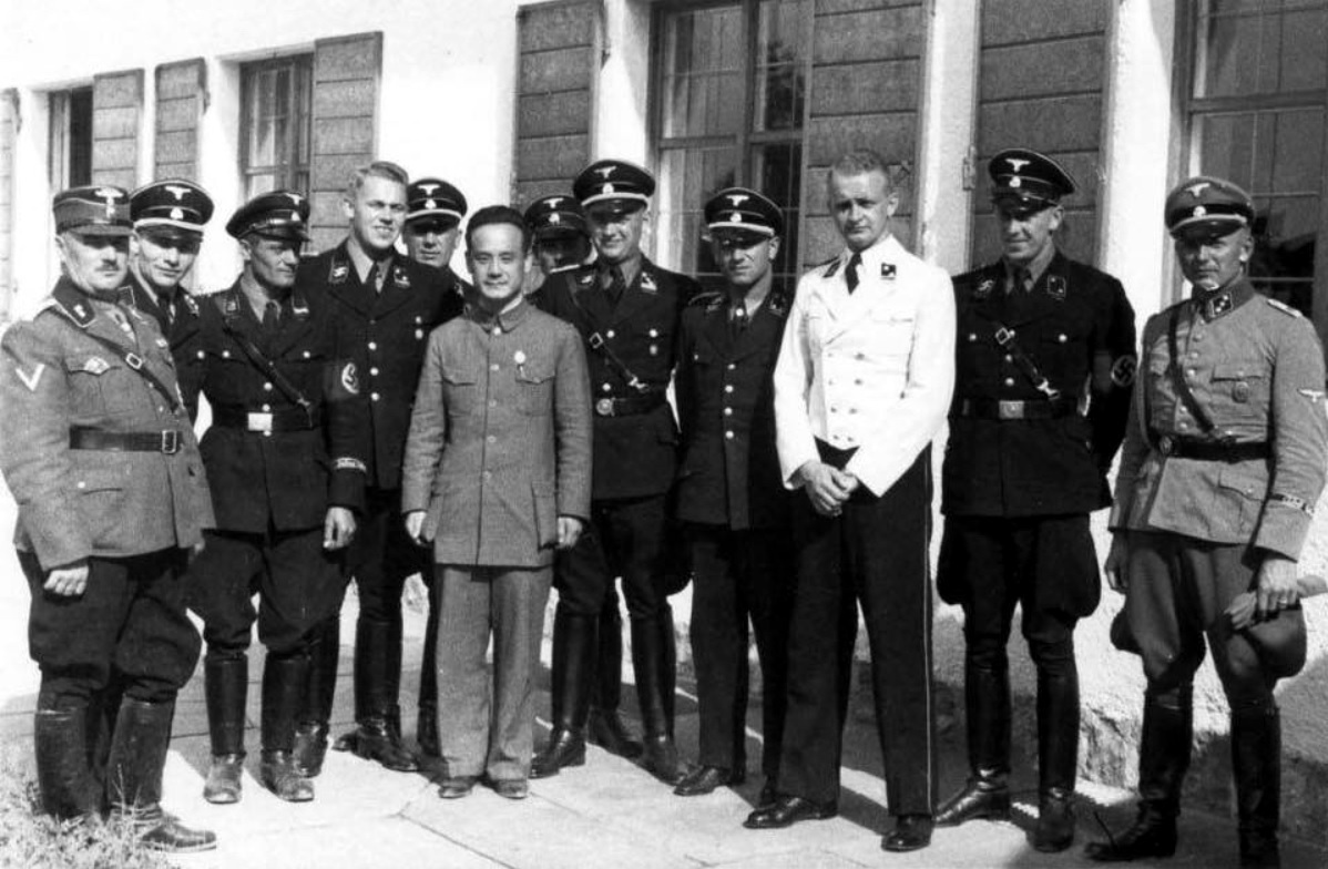 NAZI JERMAN: Foto Heinz Linge, Pelayan SS Hitler