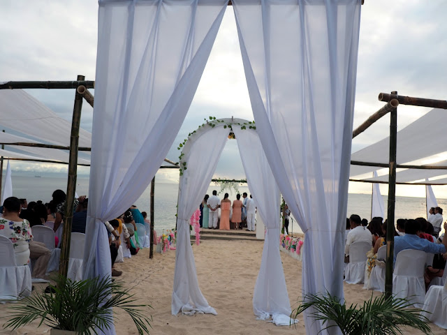 Vinatraveler S Blog Stilts Calatagan Beach Resort An Amazing Beach