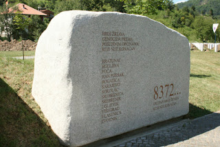 Srebrenitsa Şehitlik taşının üstünde 8.372 sayısı yazılıdır.