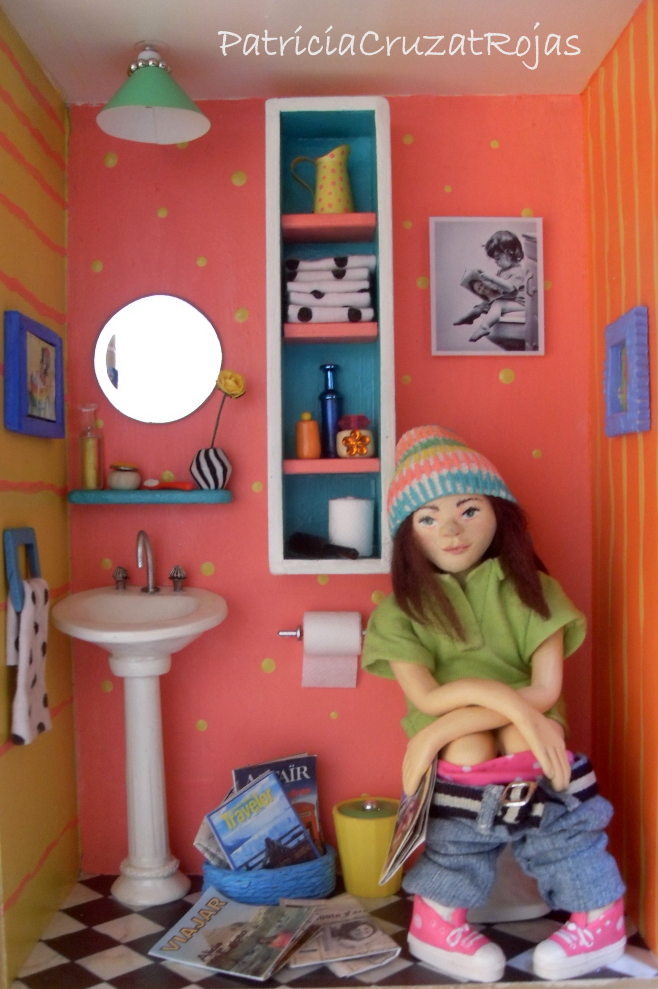 Patricia Cruzat Rojas: Baño Pop con Miniaturas y con Ella sentada en WC