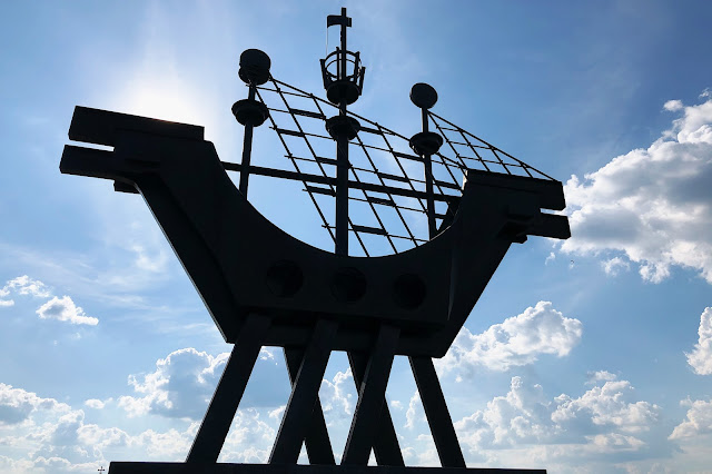 Братеевский мост, скульптурная композиция «Южные кораблики»