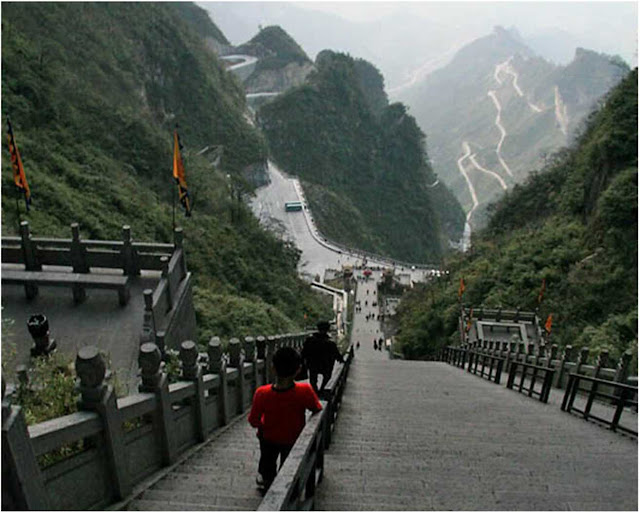 A estrada de Tian Men Montain - China