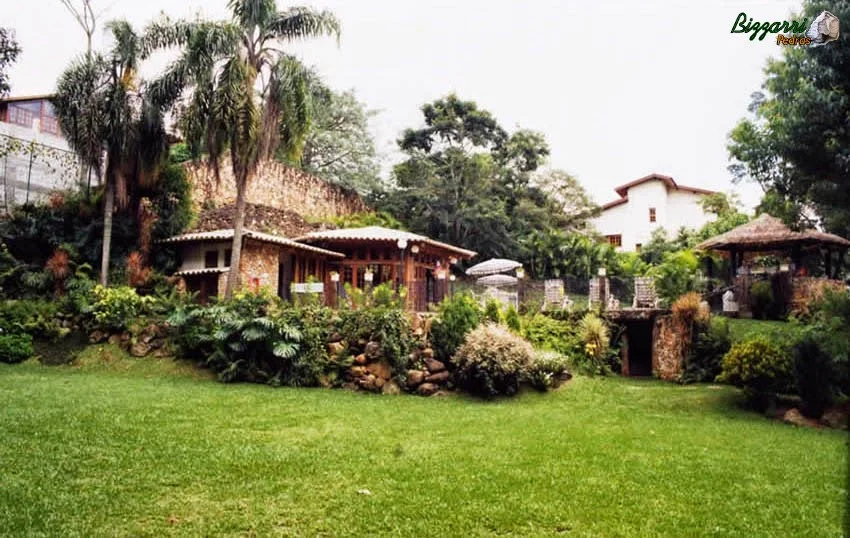 Entre o campo de futebol e a construção da piscina executamos o muro de pedra rústico com nichos para execução do paisagismo natural.