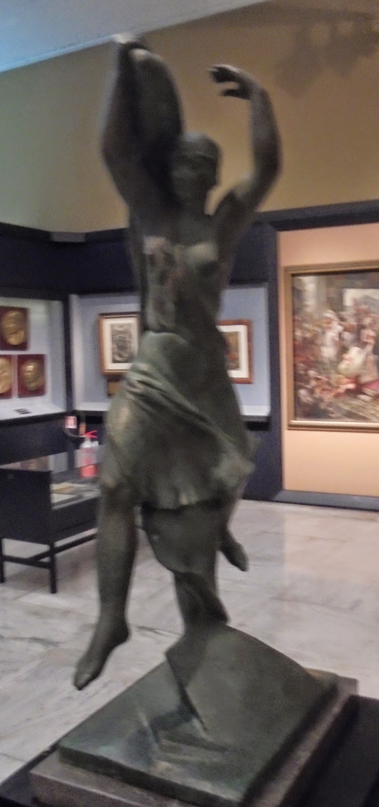 το έργο Η Νίκη του Μιχάλη Τόμπρου στο Πολεμικό Μουσείο των Αθηνών