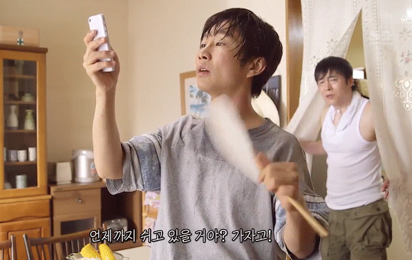 시골의 여름은 나른해서 옆 농가의 부인이 유혹하는데