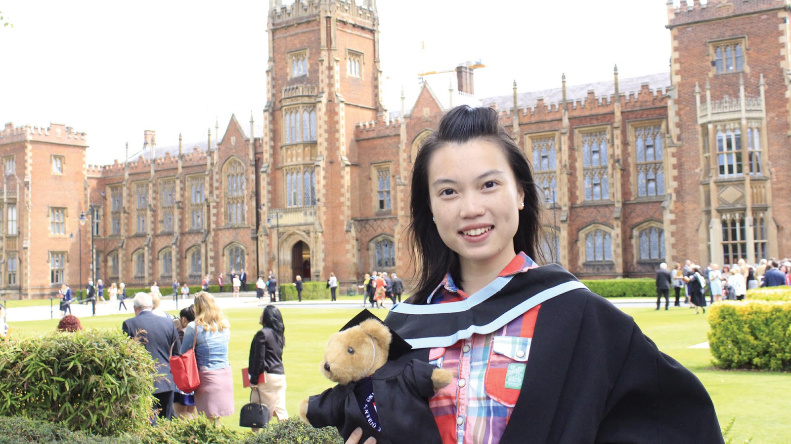 QUEEN´S UNIVERSITY BELFAST UNDERSTANDING PERFORMANCE AND EXPERTISE