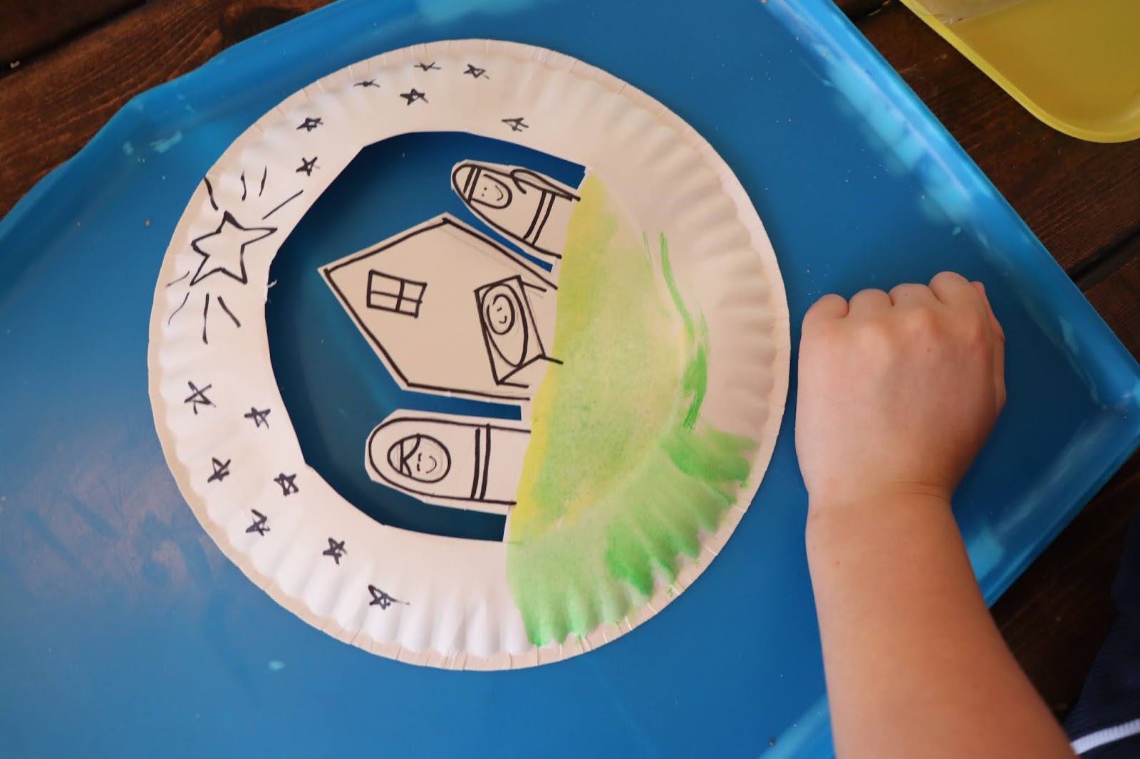 Momfessionals Paper Plate Nativity