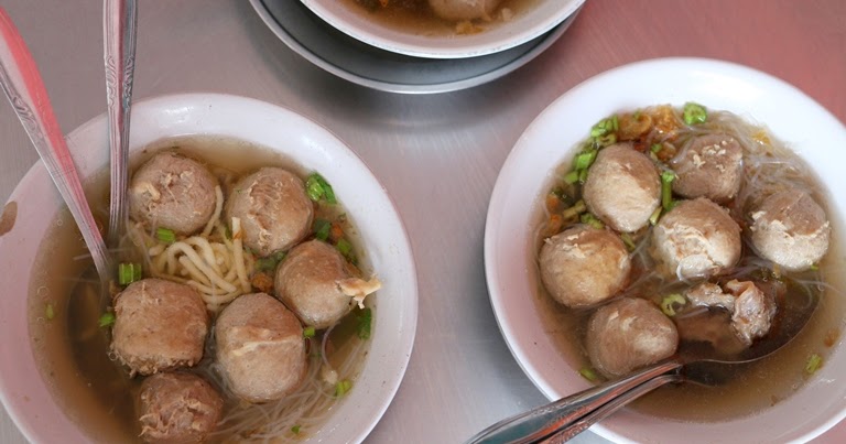 Rumah Makan Padang Di Wolter Monginsidi - Omong b