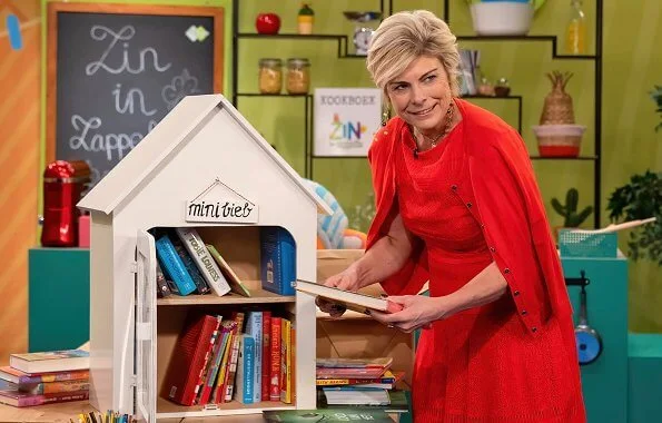 Princess Laurentien opened the digitally National Reading Days.  Princess Laurentien wore a new red dress and jacket from Jomanda