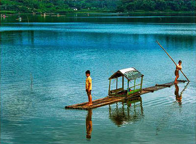  Danau situ gede ialah salah satu nama dari sebuah danau kecil yang terletak di Kelurahan Tempat Wisata Danau Situ Gede di Bogor yang Sangat Asri