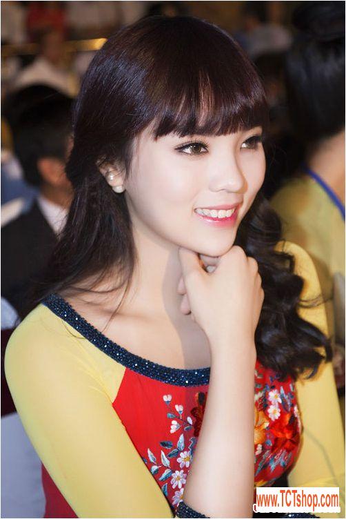 Kỳ Duyên mất điểm khi ‘đụng’ kiểu tóc với các người đẹp Việt Kỳ Duyên mất điểm khi ‘đụng’ kiểu tóc với các người đẹp Việt