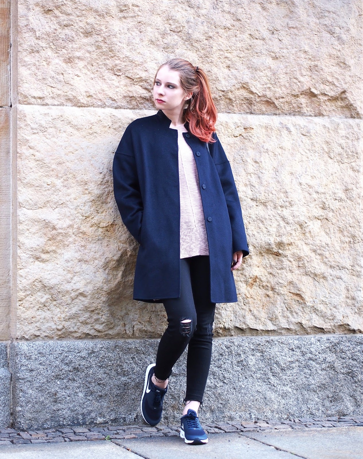 Outfit Dunkelblauer Hallhuber Mantel Und Nike Air Max Thea The Fashionable Blog