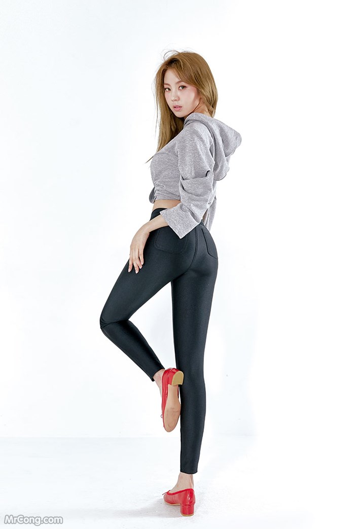 Lee Chae Eun beauty shows off her body with tight pants (22 pictures)