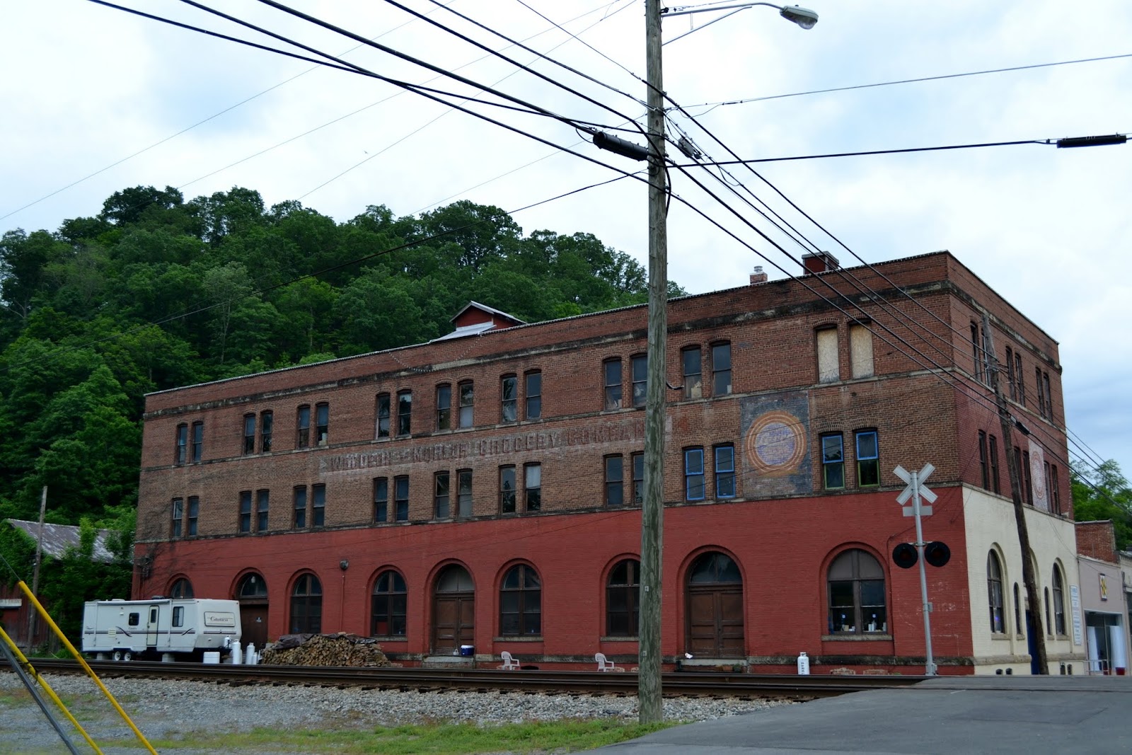 Live free or die Маленькі містечка Західної Вірджинії Алдерсон, Льюісбург, Файетвілль