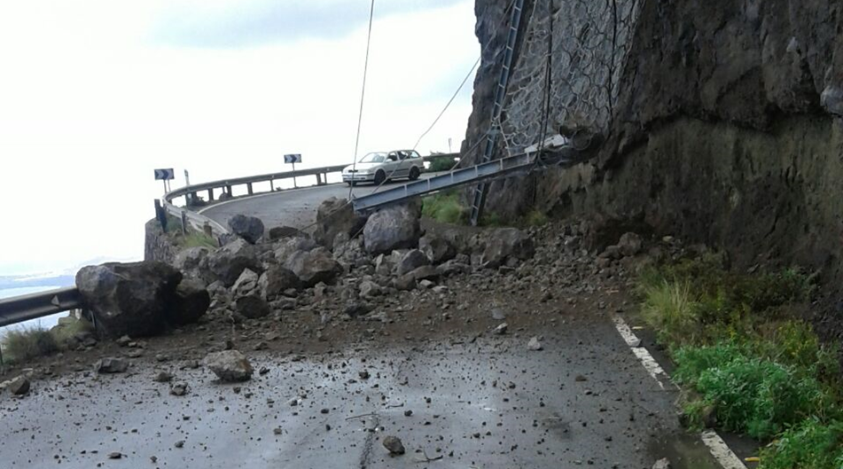 Carretera de La Aldea cortada por desprendimientos. Carretera de La Aldea cortada por desprendimientos.