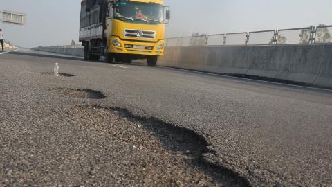 Đường cao tốc Đà Nẵng - Quảng Ngại hư hại nặng nề sau 1 tháng thông xe
