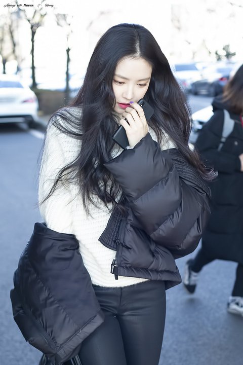 Miliki Selera Berpakaian yang Unik, Outfit Kasual Son Naeun Apink Jadi Perbincangan Hangat Netizen 9 download%2B%252829%2529