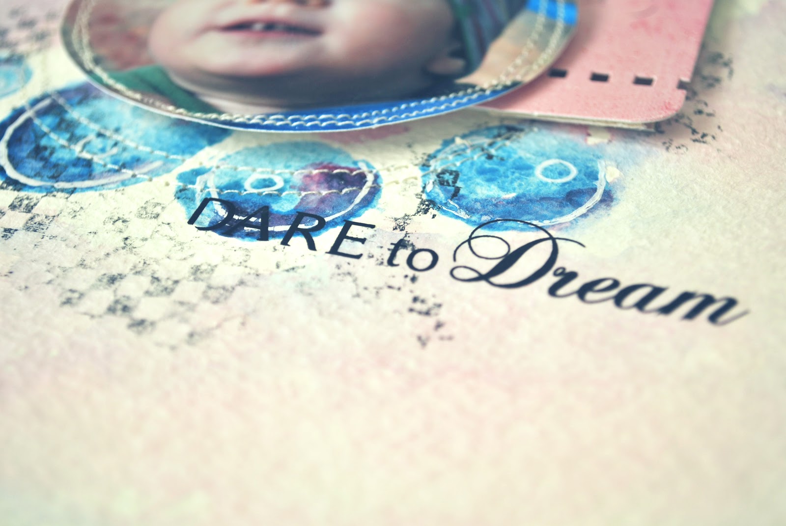 творческий человек. крашенные стены. рулоны обоев для стен. творческий фон для презентации. профессии будущего.